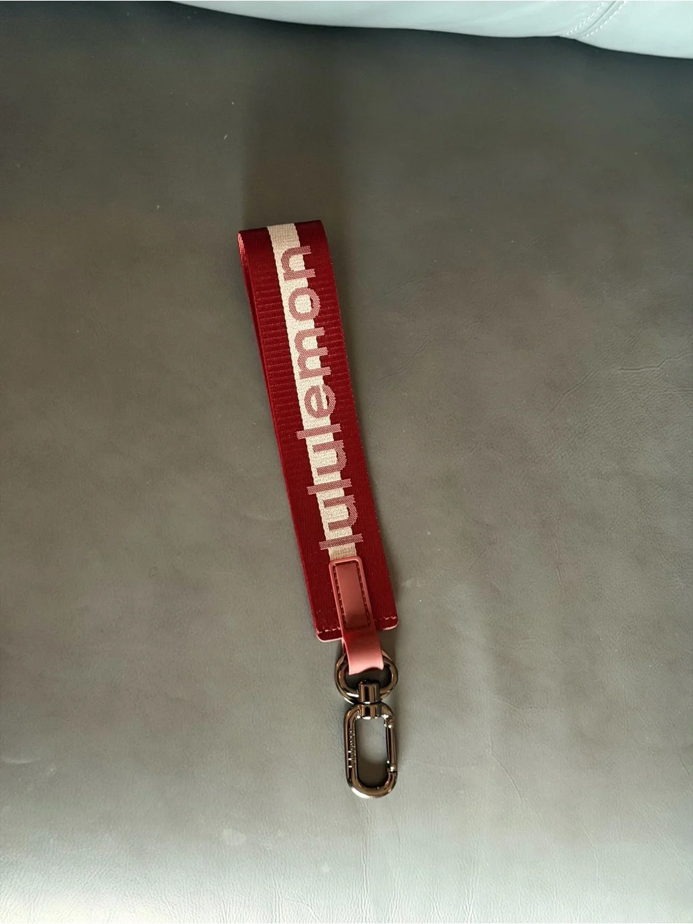 Lululemon Never Lost Keychain Reflective Effect (Rockwood/Red Clay)
